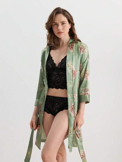 5件套性感女士内衣套装新品上市：缎面长袖睡袍、三角杯蕾丝吊带背心、三角剪裁纯色半透明内裤、印花平角短裤和缎面腰带，宽松舒适睡衣套装