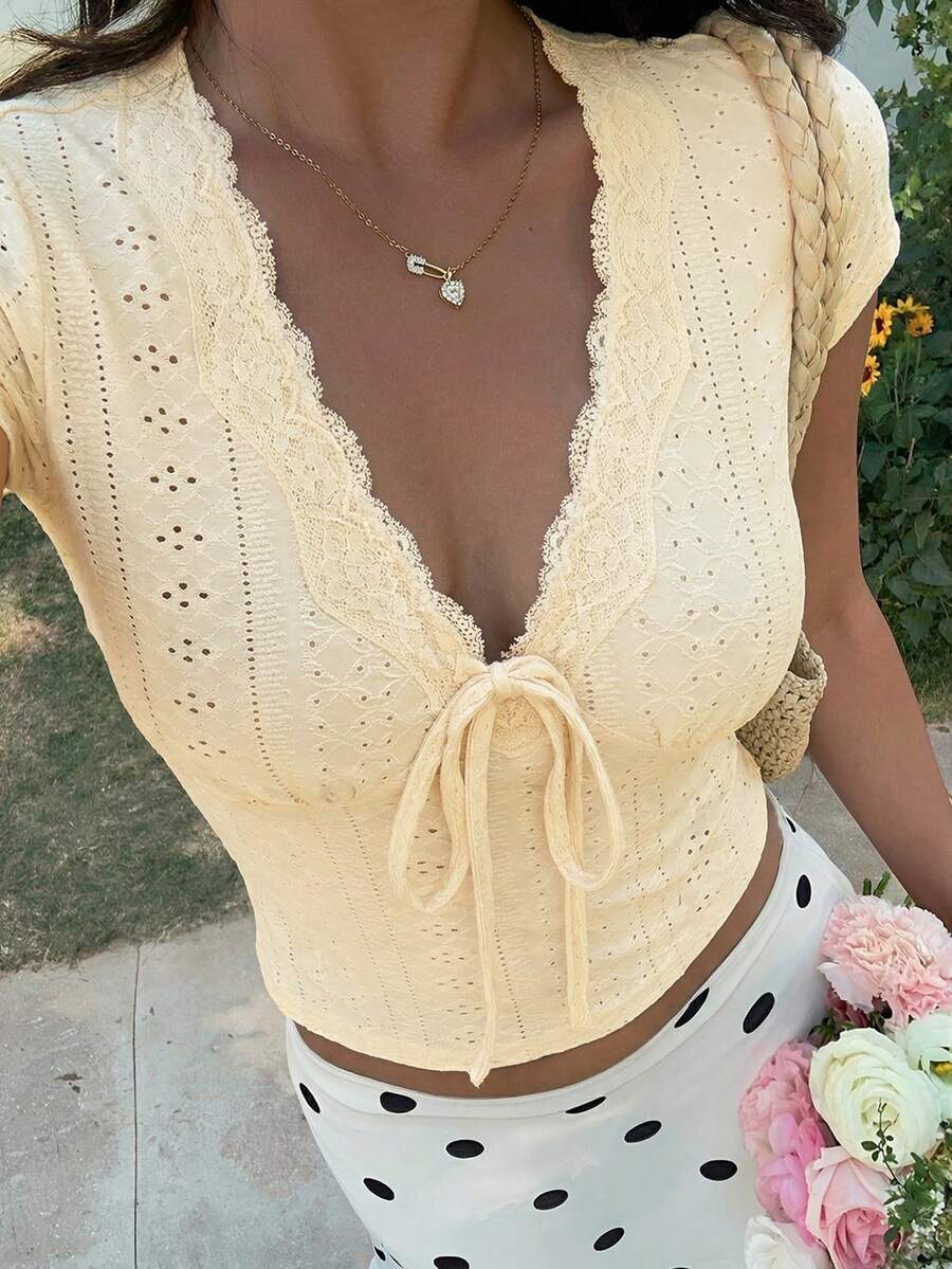 SHEIN EZwear Áo thun ôm dáng màu vàng chanh phối ren, thắt nơ phía trước dành cho nữ, Áo kiểu nữ mùa xuân/hè, Trang phục mùa hè cho nữ, Áo nữ mùa hè dễ thương, Áo nữ mùa hè. - Màu vàng ngỗng - Xem 1