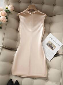 Franclia 优雅串珠缎面无袖修身中长连衣裙 - 杏色 - 查看 2