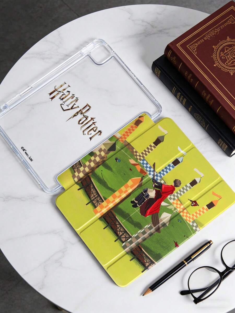 HARRY POTTER X SHEIN 透明亚克力三折双面印刷扫帚魔法场图案彩绘扁平保护套,兼容 Mini 6/ Mini 7/Air/Air 2/9.7/10.5/10.2/Air 4/Air 5/10.9/Pro 11/10/2024 Air 11 (M2)/Pro11 (M4) 2024/Air 11英寸 (M3) 2025/ (A16) 11英寸第十一代 2025 款。高透明度保护套,产品不含笔。部分型号的边框内设有笔槽。 - 彩色 - 查看 1