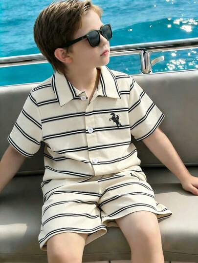 SHEIN Bộ đồ thể thao 2 món cho bé trai, gồm áo sơ mi và quần short dệt kim kẻ sọc, cả áo và quần đều có họa tiết ngựa, thích hợp mặc hàng ngày, đi công viên, hoạt động ngoài trời, các hoạt động gia đình, và đi học.