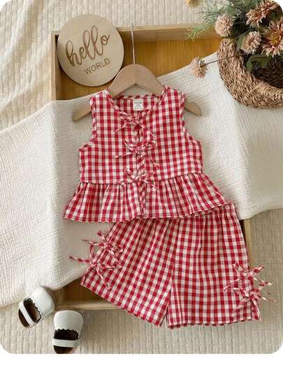 SHEIN LMoss Kids Bộ đồ liền thân không tay kẻ caro đỏ giản dị mùa hè cho bé gái và quần short cạp chun