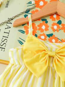 SHEIN 女婴时尚优雅休闲简约粉色条纹吊带连衣裙，舒适梭织面料，饰有3D蝴蝶结，春夏新品，适合生日派对、日常穿着、度假等场合，可爱又时尚。 - 黃色 - 查看 8