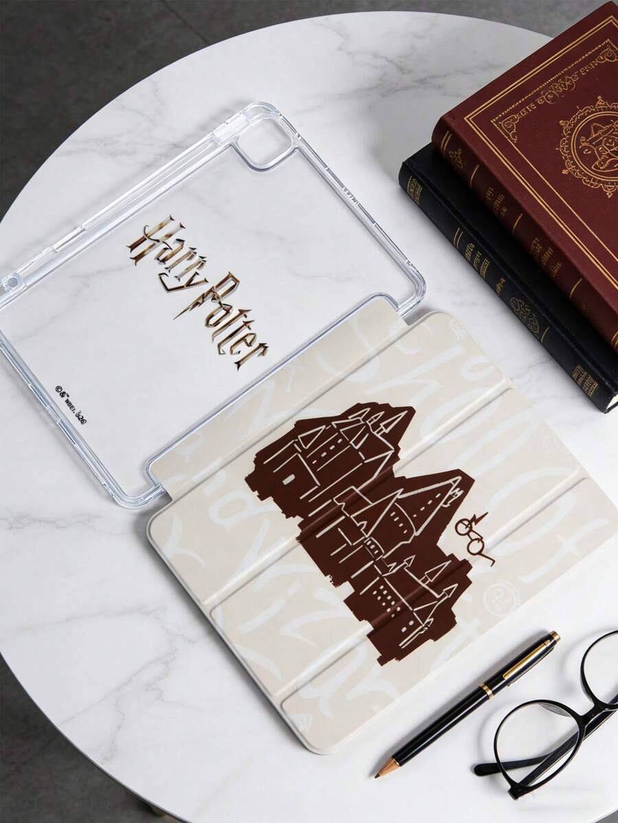 HARRY POTTER X SHEIN 透明亚克力三折双面印花咖啡色教堂字母图案彩绘平盖保护套,兼容mini 6/ mini 7/Air/Air 2/9.7/10.5/10.2/Air 4/Air 5/10.9/Pro 11/10/2024 Air 11 (M2)/Pro 11 (M4) 2024/Air 11英寸 (M3) 2025/ (A16) 11英寸第十一代 2025款。高透明度保护套,产品不含触控笔。部分机型在边框内设有内置触控笔插槽。 - 彩色 - 查看 1