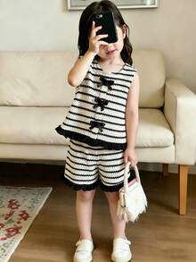 SHEIN Vintaside Kids 女嬰夏季可愛黑白條紋蝴蝶結荷葉邊圓領無袖上衣&配套短褲套裝 親子穿搭甜美風套裝 - 黑與白 - 查看 5