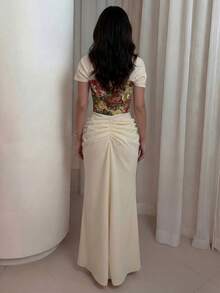 Modelyn Đầm nữ màu mơ dệt kim tay ngắn phối họa tiết jacquard, eo xếp ly, gấu đầm thanh lịch, lãng mạn, thích hợp cho mùa xuân/hè. - Màu be - Xem 2