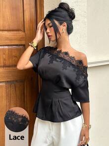 Siren Gaze Elegante blusa de satén negro con adorno de encaje en los hombros descubiertos. Esta camisa de manga corta con dobladillo fruncido tiene una silueta ajustada para realzar la figura, lo que la hace elegante y versátil tanto para el trabajo como para ocasiones casuales. Blusa elegante para mujer, ropa casual de negocios para mujer en invierno, camisa negra, parte superior casual de negocios para mujer, blusa con volantes en el bajo, verano - Negro - Ver 8