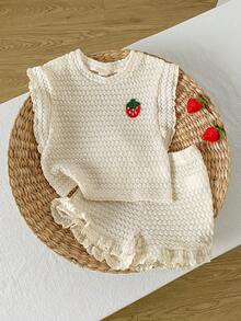 SHEIN Playful Pals 2件套女婴0-3岁春夏休闲日常度假针织柔软面料杏色荷叶袖圆领T恤短裤套装，草莓3D装饰，可爱甜美清新风格，适合日常外出、公园野餐、旅行、摄影等场合。 - 白色 - 查看 3