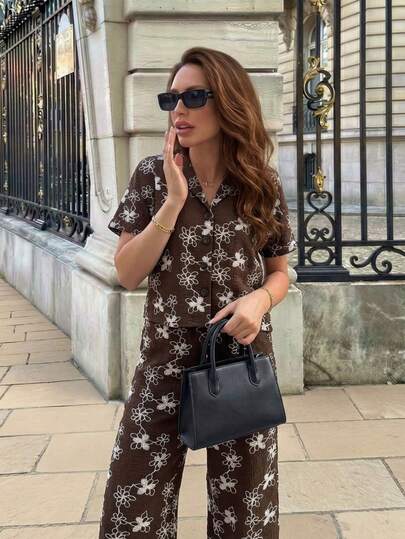 Conjunto de dos piezas para mujer con blusa de manga corta de cuello vuelto y botones frontales, combinado con pantalones anchos con estampado floral, diseño casual ideal para uso diario y vacaciones