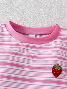 SHEIN 1 pezzo Abito elegante a maniche corte con collo rotondo, in maglia di seta di latte, con stampa a righe e fragole, vita stretta, adatto a ragazze pre-adolescenti, per uso casual quotidiano - Rosa - Visualizzare 7