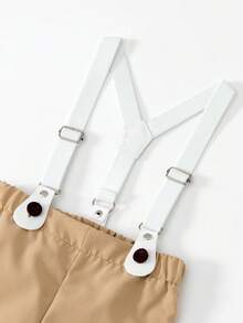 SHEIN 三件套：长袖衬衫、背带裤、贝雷帽。宝宝的第一个母亲节套装，白色长袖衬衫领口处整齐排列着纽扣，搭配白色背带裤（配有可调节搭扣），再配上一顶灰色贝雷帽。整体造型非常适合母亲节穿着。 - 杏色 - 查看 3