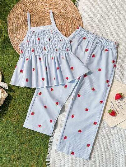 Vintaside Kids 这款女童两件套包括一件春夏蓝色白格纹复古乡村甜美风草莓印花无袖披肩上衣和一条配套长裤。采用梭织面料，修身剪裁，适合购物、居家休闲、运动、娱乐或参加派对等各种场合。