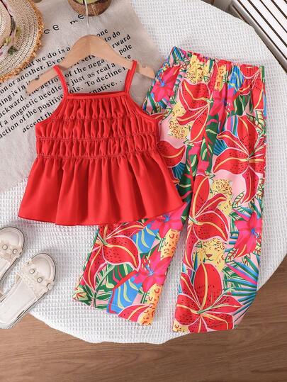 SHEIN Bộ trang phục đi biển thường ngày cho bé gái: Áo hai dây xếp ly màu trơn và quần in họa tiết cây nhiệt đới.