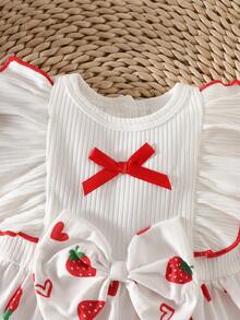 新生女宝宝夏季白色无袖圆领拼接草莓图案连衣裙，腰部蝴蝶结装饰，后背开衩设计，易于穿脱，时尚优雅可爱，面料舒适，适合日常外出或户外搭配。 - 白色 - 查看 6