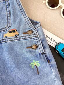 SHEIN 小男孩汽车和棕榈树卡通刺绣蓝色牛仔背带短裤 - 中等水洗藍 - 查看 7