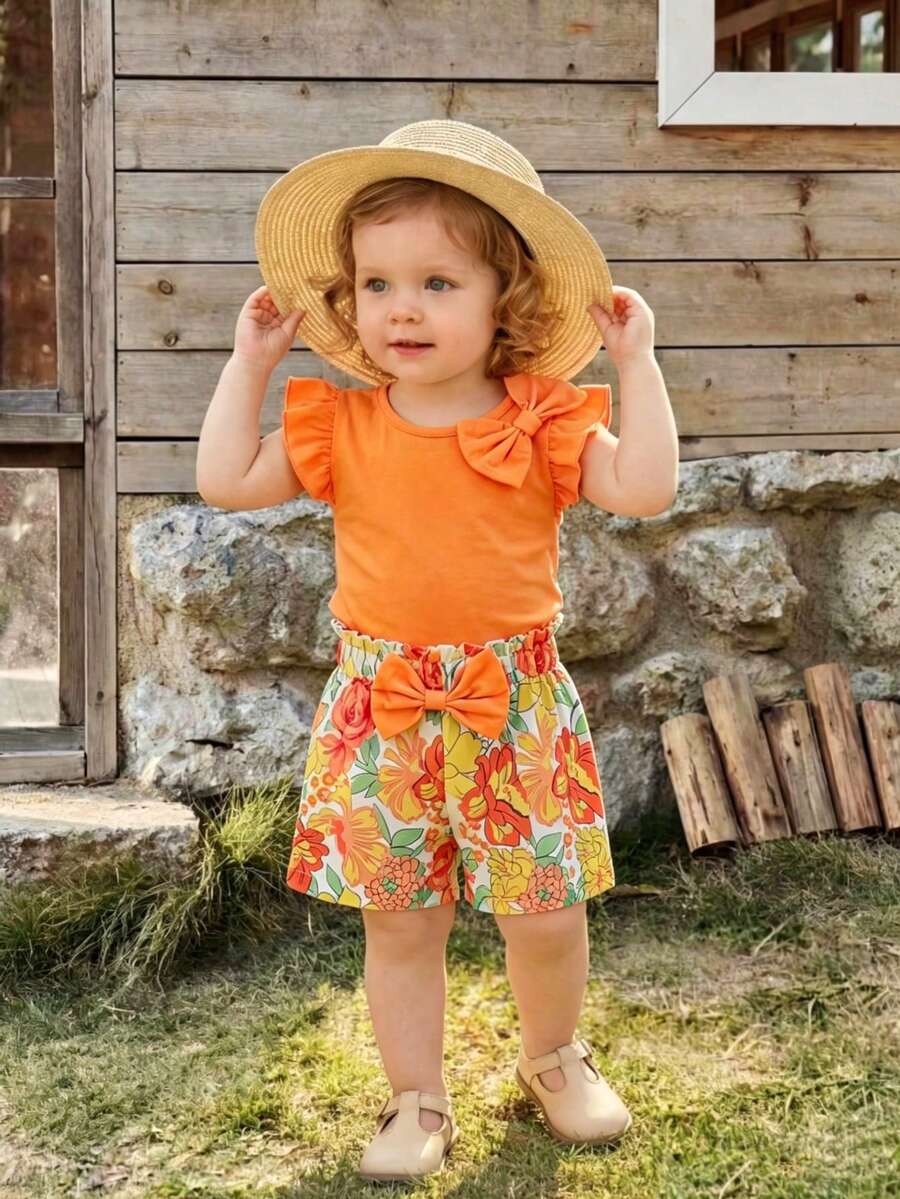 SHEIN Playful Pals 2件組女嬰0-3歲橘色夏季可愛度假休閒優雅外出裝 蝴蝶結喇叭袖上衣收腰花卉印花短褲套裝 - 橘色 - 查看 1