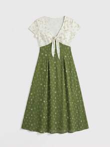 lacRébo 绿白相间碎花印花中长连衣裙，正面系带设计，V领剪裁，尽显优雅风范，是春夏法式巴黎风野餐、外出、办公、婚礼宾客等场合的理想之选。 - 彩色 - 查看 7