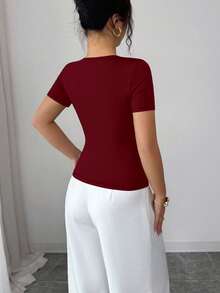 SHEIN Raffinéa Atasan Wanita Seksi Berlubang dengan Dekorasi Logam dan Garis Leher Asimetris, Lengan Pendek Warna Hitam, Musim Semi/Panas - Burgundy - View 2