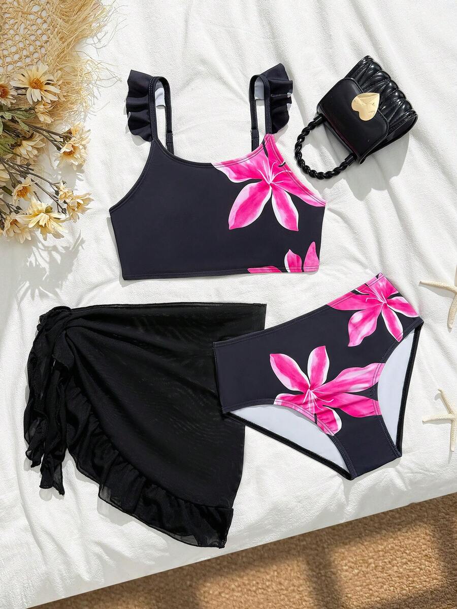 SHEIN 少女三件套比基尼,经典黑色底粉色百合印花荷叶边肩带设计 + 同色网纱荷叶边沙滩裹身两件套,速干透气,适合大童沙滩度假水上活动,防晒泳衣,少女泳装,两件式泳衣,女童泳装,少女坦克背心式泳衣,青少年泳装 - 黑色 - 查看 1