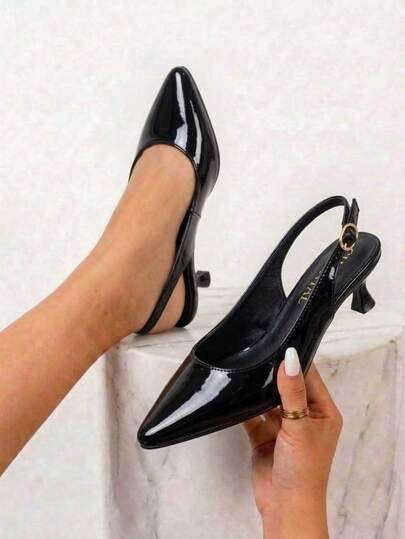 Zapatos de tacón bajo de moda para mujer que destacan por su acabado brillante y terminación puntiaguda con talón descubierto para proyectar una imagen pulida y refinada tanto en eventos formales como en ocasiones especiales.