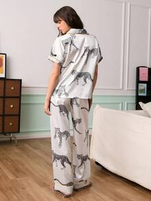 Chillnights Bộ đồ ngủ nữ trẻ trung với áo khoác cardigan họa tiết da báo phối màu tương phản. - trắng - Xem 2
