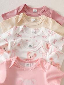 SHEIN 新生女宝宝四件套，包括短袖连体衣、裤子、帽子，粉色蝴蝶结印花，粉色小熊蝴蝶结图案，杏色，浅粉色，连体衣底部按扣设计，方便穿脱，面料柔软舒适，适合作为新生儿礼物或婴儿洗礼礼物。 - 粉色 - 查看 5