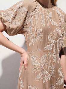 Aveloria Modichic 新款優雅復古刺繡繩飾圓領端莊簡約收腰長洋裝，度假風泡泡袖連身裙 - 卡其色 - 查看 4