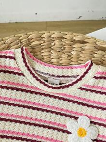 SHEIN Playful Pals 2件套女童春夏休闲日常度假纹理柔软针织华夫格条纹荷叶袖圆领向日葵3D立体花卉T恤和短裤甜美可爱时尚套装 - 粉色 - 查看 6