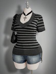 SHEIN ICON 大码女式 Y2K 黑灰条纹 V 领 T 恤 - 黑色 - 查看 6