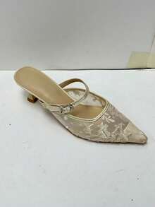 CUCCOO HITCHD 女士法式蕾丝尖头露跟鞋小猫跟低鞋面文字腰带出席场合鞋 - 杏色 - 查看 13