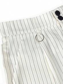 Manfinity Hypemode Men's Off-White Striped Pleated Double-Button Loose Casual Shorts,Wide Leg Streetwear For Summer,City Break,Music Festivals,Parties & Weekend Outings - Beige - View 5