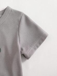 SHEIN 男婴字母卡通恐龙印花短袖T恤和短裤休闲套装 - 灰色 - 查看 7