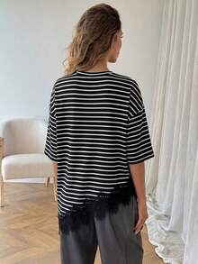 SHEIN LUNE Damen Lässig Gestreiftes Spitzen-Patchwork T-Shirt, asymmetrischer Saum, geeignet für Sommerurlaub, Pendeln und den täglichen Gebrauch - Schwarz und Weiss - Übersicht 2