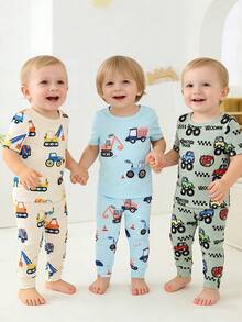 Conjunto de 6 piezas de ropa de dormir ajustada para niños pequeños, pijamas de cuello redondo de manga corta con gráficos de vehículos de construcción de dibujos animados multicolores en tela de punto suave y ligera. Este patrón vibrante en verde claro, crema y azul claro es ideal para el uso diario de ropa de dormir y ropa de estar cómoda en primavera y verano. - Multicolor - Ver 3