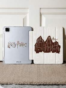 HARRY POTTER X SHEIN 透明亚克力三折双面印花咖啡色教堂字母图案彩绘平盖保护套，兼容mini 6/ mini 7/Air/Air 2/9.7/10.5/10.2/Air 4/Air 5/10.9/Pro 11/10/2024 Air 11 (M2)/Pro 11 (M4) 2024/Air 11英寸 (M3) 2025/ (A16) 11英寸第十一代 2025款。高透明度保护套，产品不含触控笔。部分机型在边框内设有内置触控笔插槽。 - 彩色 - 查看 4