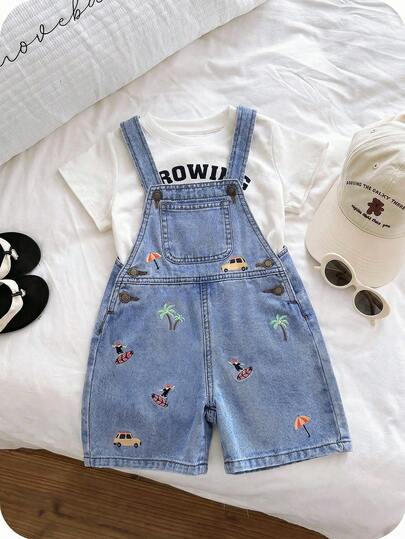 SHEIN Quần yếm denim màu xanh dương thêu hình hoạt hình ô tô và cây cọ dành cho bé trai.