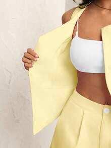 Modelyn Conjunto de chaleco y pantalones cortos rectos de mujer con hebilla metálica francesa, estilo dulce y picante - Amarillo - Ver 8