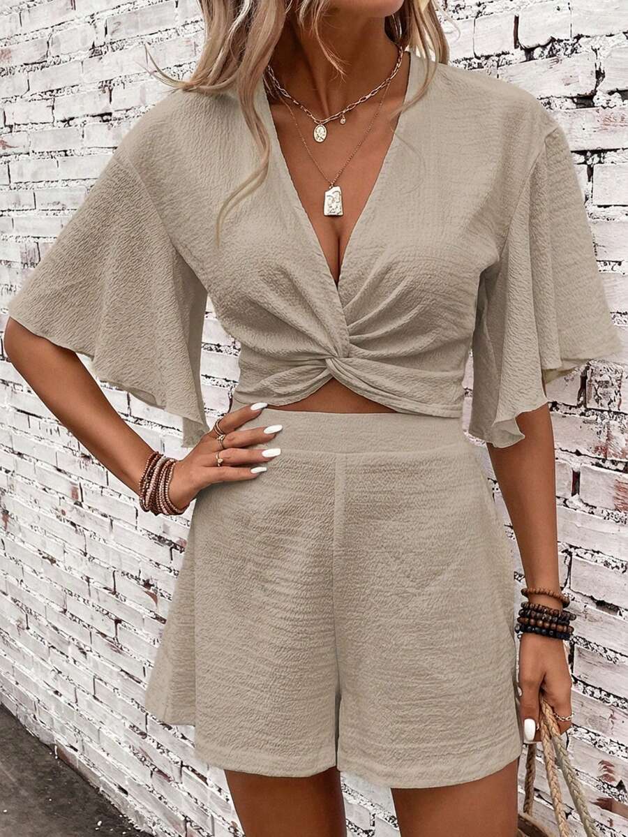 SHEIN Clasi Bộ đồ hai mảnh gồm áo croptop tay bướm xoắn phía trước và quần short. - Màu be - Xem 1