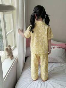 SHEIN 女童简约蝴蝶结条纹图案翻领纽扣短袖宽松舒适梭织睡衣套装，2 件套 - 黃色 - 查看 2