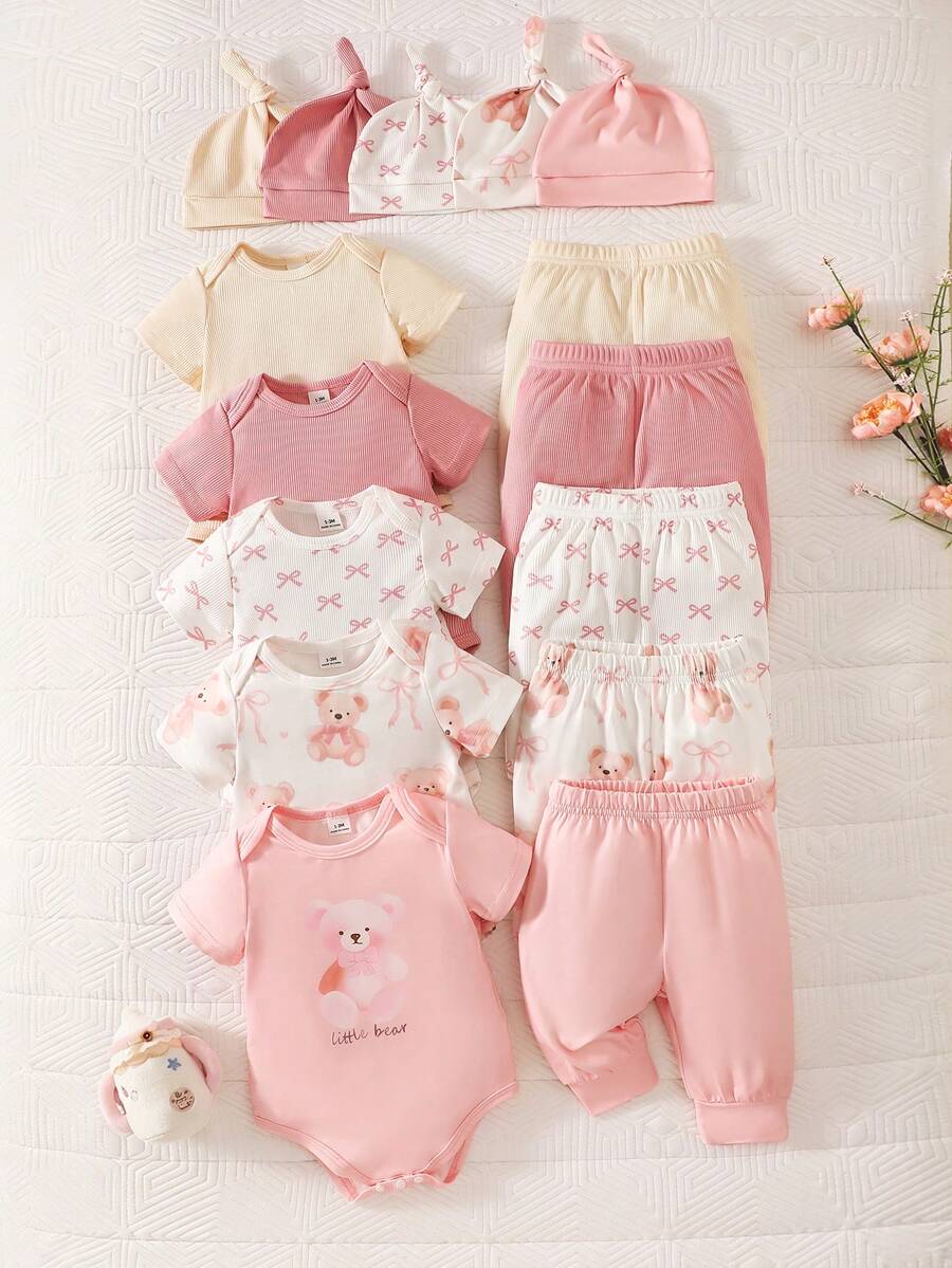 SHEIN 新生女宝宝四件套,包括短袖连体衣、裤子、帽子,粉色蝴蝶结印花,粉色小熊蝴蝶结图案,杏色,浅粉色,连体衣底部按扣设计,方便穿脱,面料柔软舒适,适合作为新生儿礼物或婴儿洗礼礼物。 - 粉色 - 查看 1