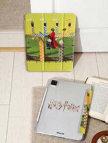HARRY POTTER X SHEIN 透明亚克力三折双面印刷扫帚魔法场图案彩绘扁平保护套，兼容 Mini 6/ Mini 7/Air/Air 2/9.7/10.5/10.2/Air 4/Air 5/10.9/Pro 11/10/2024 Air 11 (M2)/Pro11 (M4) 2024/Air 11英寸 (M3) 2025/ (A16) 11英寸第十一代 2025 款。高透明度保护套，产品不含笔。部分型号的边框内设有笔槽。 - 彩色 - 查看 3