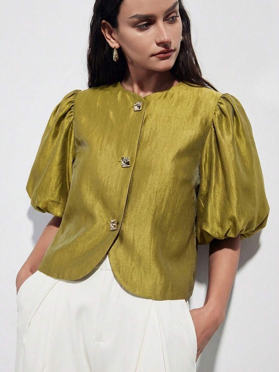 Aveloria Modichic 优雅高端奢华缎面材质圆领金属纽扣装饰花瓣袖女式衬衫 - 綠色 - 查看 1