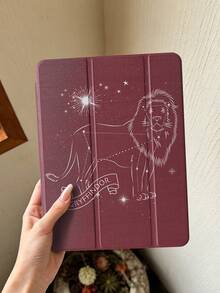HARRY POTTER X SHEIN Estuche de pintura de acrílico transparente de tres pliegues con impresión de patrón de león de doble cara compatible con iPad Mini 6/Mini 7/Air/Air 2/9.7/10.5/10.2/Air 4/Air 5/10.9/Pro 11/10/2024 Air 11 (M2)/Pro11 (M4) 2024/Air 11-Inch (M3) 2025/Pad (A16) 11-Inch 11th Generation 2025 Model. Alta transparencia, el producto no incluye lápiz. Algunos modelos están equipados con ranuras para lápiz incorporadas en los marcos. - Multicolor - Ver 6