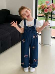 SHEIN 女童时尚百搭牛仔背带裤，复古中蓝色牛仔布，饰有多朵粉色蝴蝶结刺绣，正面饰有大蝴蝶结，宽松直筒裤型，面料柔软舒适，适合日常穿着、上学、通勤，春夏秋冬四季皆宜。 - 寶藍色 - 查看 8