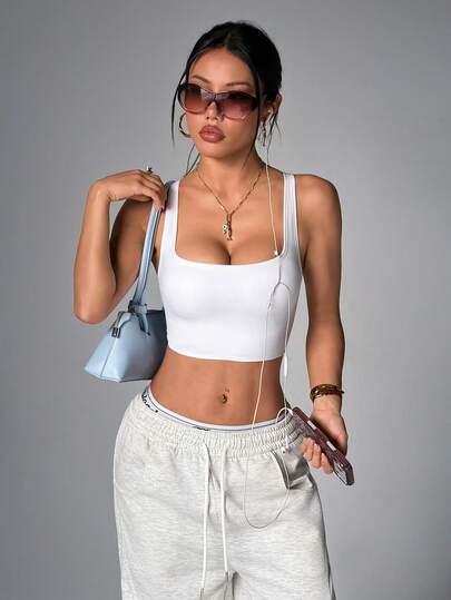 With My Calm 一件式无缝基础款白色运动吊带背心，吸湿排汗面料，交叉绑带设计，适合健身、瑜伽等运动。