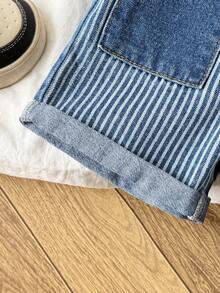 SHEIN Playful Pals Salopette en jean pour bébés garçons, 4 saisons, couleur jean bleu moyen, style universitaire, minimaliste, décontracté et confortable, design contrasté en patchwork, denim coton doux, confortable pour le port quotidien, les sorties et les voyages, nouvelle collection 2026 - Jean bleu - Voir 3