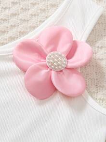 两件套女童夏季套装，无袖吊带背心+黄色短裤，吊带背心采用细肩带设计，饰有黄色花朵图案；提花面料黄色短裤饰有珍珠和蓝色抽绳，甜美可爱，适合女孩日常穿着和居家穿着。 - 粉色 - 查看 4