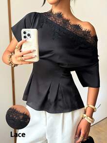 Siren Gaze Elegante blusa de satén negro con adorno de encaje en los hombros descubiertos. Esta camisa de manga corta con dobladillo fruncido tiene una silueta ajustada para realzar la figura, lo que la hace elegante y versátil tanto para el trabajo como para ocasiones casuales. Blusa elegante para mujer, ropa casual de negocios para mujer en invierno, camisa negra, parte superior casual de negocios para mujer, blusa con volantes en el bajo, verano - Negro - Ver 6