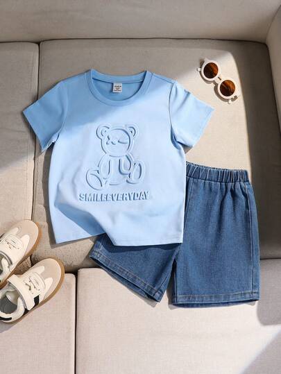 SHEIN 两件套男童春夏简约时尚蓝色针织面料英文印花圆领短袖上衣搭配松紧腰牛仔短裤套装，适合幼儿男童户外、度假等场合的百搭休闲装扮
