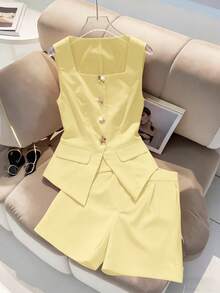Modelyn Conjunto de chaleco y pantalones cortos rectos de mujer con hebilla metálica francesa, estilo dulce y picante - Amarillo - Ver 1